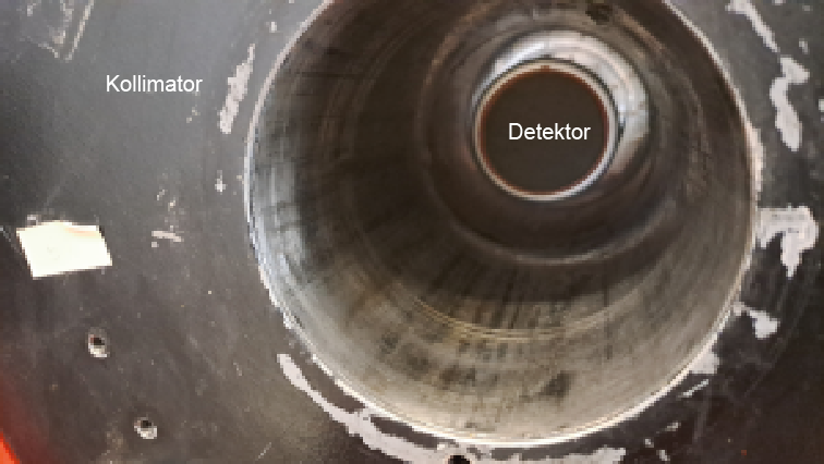 Foto mit Blick in den zylindrischen Kollimator auf die Detektorendkappe