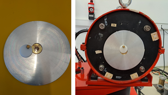 Fotos der Quellenhalterung mit eingelegtem Punktquellenstandard (links) und der am Kollimatorausgang aufgesetzten Halterung (rechts).